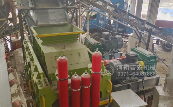 破碎機(jī)破石頭3-5mm專用,推薦使用對(duì)輥破碎機(jī)！